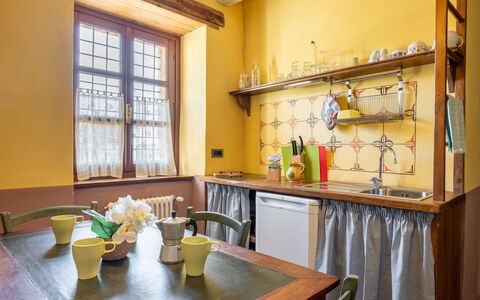 Cortemilia 602: Propriété, Table, Meubles, Fenêtre, Cabinetry, Design Intérieur, Comptoir, Bois, Étagère, Cuisine