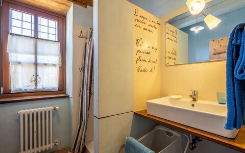Cortemilia 602: Miroir, Propriété, Robinet, Évier, Luminaire Plomberie, Fenêtre, Bleu, Salle De Bains, Design Intérieur