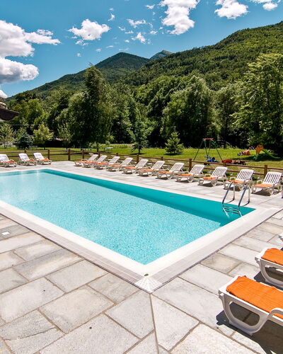 Sampeyre 602: L'Eau, Nuage, Ciel, Montagne, Propriété, Piscine, Arbre, Bleu Azur, Bâtiment, Mobilier De Jardin