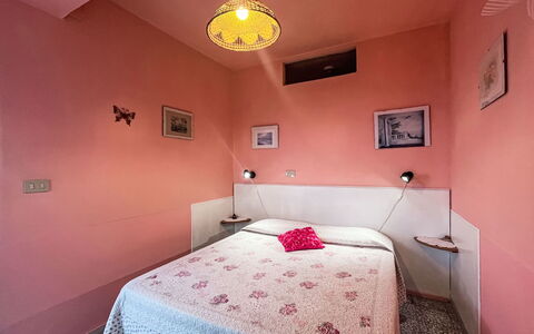 San Lorenzo al Mare 625: Mur, Chambre, Drap De Lit, Lit, Rose, Literie, Design Intérieur, Linge, Cadre De Lit, Sol