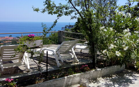 San Lorenzo al Mare 625: Plante, Ciel, Propriété, Meubles, L'Eau, Table, Fleur, Pot De Fleur, Chaise, Bâtiment