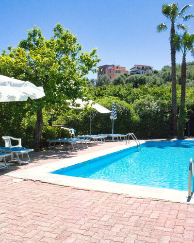Dolcedo 663: L'Eau, Plante, Ciel, Propriété, Bâtiment, Piscine, Bleu Azur, Arbre, Chaise, Mobilier De Jardin