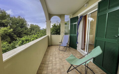 Pietra Ligure 612: Propriété, Plante, Bâtiment, Ombre, Architecture, Design Intérieur, Bois, Ciel, Nuage, Chaise