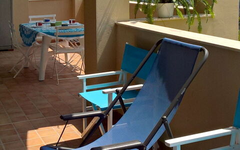 Pietra Ligure 612: Meubles, Propriété, Chaise Pliante, Chaise, Balancelle, Mobilier De Jardin, Maison, Table, Pièce, Bâtiment