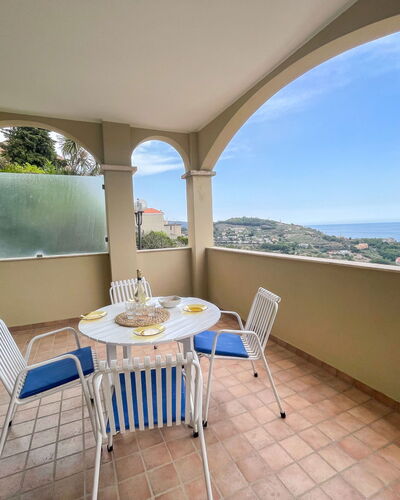 Pietra Ligure 612: Table, Meubles, Propriété, Chaise, Ciel, Bleu Azur, Ombre, L'Eau, Plante, Bois