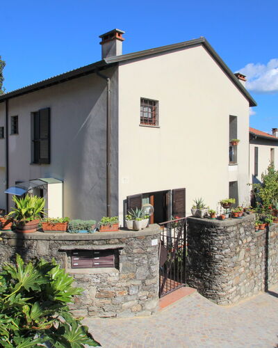 Lo Scoiattolo: Plante, Ciel, Bâtiment, Propriété, Nuage, Fenêtre, Maison, Porte, Arbre, Lot Terre