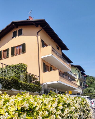 Gera Lario 693: Fleur, Ciel, Plante, Propriété, Bâtiment, Blanc, Fenêtre, Vert, Maison, Jaune