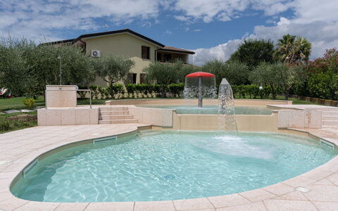 Moniga del Garda 653: L'Eau, Nuage, Ciel, Propriété, Piscine, Bleu Azur, Loisir, Composite, Arbre, Zone Résidentielle