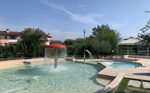 Moniga del Garda 653: L'Eau, Ciel, Nuage, Ressources En Eau, Propriété, Arbre, Piscine, Plante, Loisir, Composite