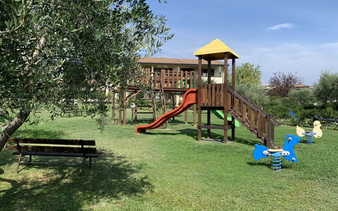 Moniga del Garda 653: Ciel, Plante, Ombre, Nuage, Arbre, Extérieur Banc, Lot Terre, Terrain De Jeux, Chute, Bâtiment