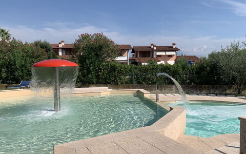 Moniga del Garda 653: L'Eau, Ciel, Nuage, Ressources En Eau, Propriété, Plante, Piscine, Bleu Azur, Bâtiment, Arbre