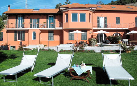 San Lorenzo al Mare 645: Ciel, Propriété, Bâtiment, Plante, Fenêtre, Mobilier De Jardin, Ombre, Loisir, Herbe, Zone Résidentielle