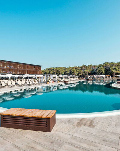 Bibione 653: L'Eau, Ciel, Bâtiment, Piscine, Bleu Azur, Balancelle, Mobilier De Jardin, Arbre, Maison, Condominium