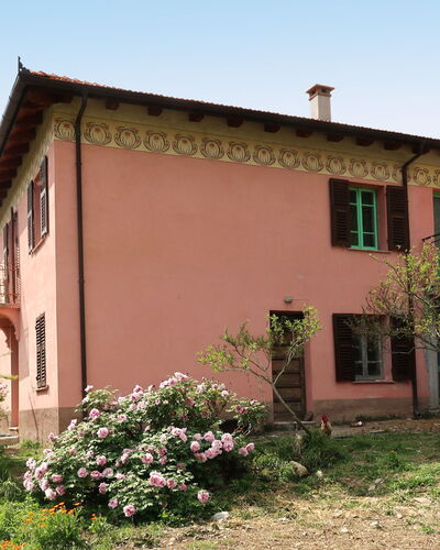 Oasi Colorata: Fleur, Plante, Bâtiment, Ciel, Propriété, Fenêtre, Arbre, Maison, Lot Terre, Chalet