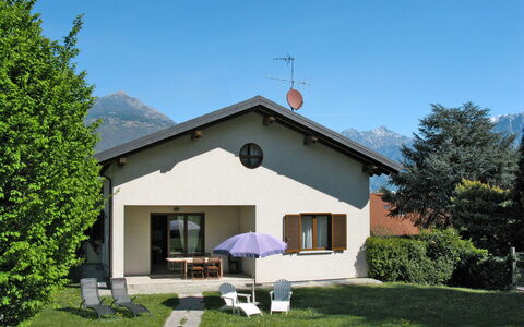 Lucrezia: Maison, Propriété, Domicile, Bâtiment, Immobilier, Zone Résidentielle, Toit, Chalet, Lot Terre, Architecture