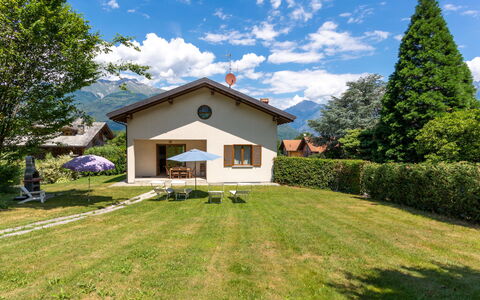 Lucrezia: Nuage, Ciel, Plante, Jour, Bâtiment, Arbre, Paysage Naturel, Maison, Fenêtre, Lot Terre