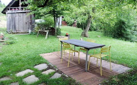 Casa Lienartova: Plante, Meubles, Table, Arbre, Ombre, Paysage Naturel, Lot Terre, Mobilier De Jardin, Tableau De Plein Air, Végétation