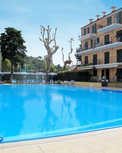 Cala Azzurra (Imp312): L'Eau, Ciel, Bâtiment, Propriété, Fenêtre, Piscine, Bleu Azur, Plante, Arbre, Maison