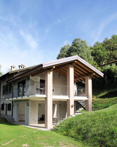 Castelveccana 659: Maison, Propriété, Bâtiment, Domicile, Architecture, Biens, Immobilier, Herbe, Arbre, Chalet