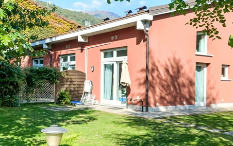 Dongo 662: Maison, Domicile, Zone Résidentielle, Porte, Chalet, Biens, Cour, Jardin, Hacienda, Pelouse