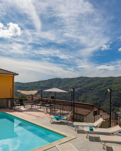 Pietrabruna 665: Nuage, Ciel, L'Eau, Bâtiment, Plante, Piscine, Bleu Azur, Chaise, Arbre, Mobilier De Jardin