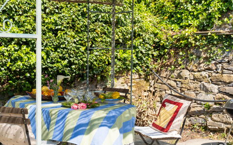 Molini di Prelà 627: Meubles, Mobilier De Jardin, Table, Chaise, Tableau De Plein Air, Ombre, Jardin, Nappe De Table, Arrière-Cour, Structure En Plein Air