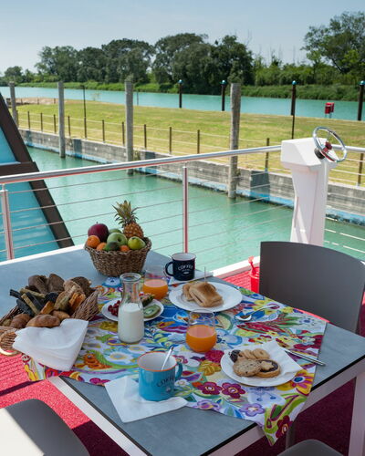 Lignano Riviera 610: L'Eau, Meubles, Vaisselle, Table, Ciel, Aliments, Chaise, Mobilier De Jardin, Piscine, Arbre