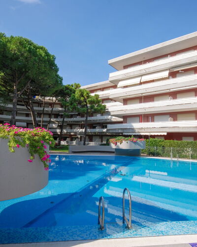 Residence la Meridiana: Bâtiment, Plante, Propriété, Ciel, L'Eau, Bleu Azur, Arbre, Piscine, Architecture, Maison