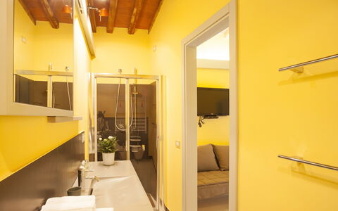 Villa San Lorenzo: Jaune, Pièce, Propriété, Design Intérieur, Bâtiment, Maison, Architecture, Plafond, Éclairage, Immobilier