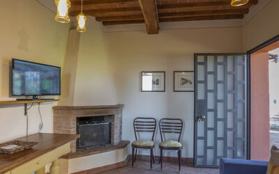 La Maria e Cecco: Propriété, Télévision, Bois, Design Intérieur, Éclairage, Salon, Bâtiment, Sol, Sol, Téléviseur