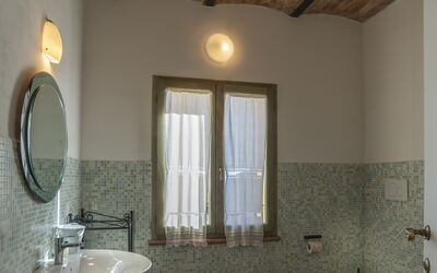 Cilindro: Miroir, Bâtiment, Luminaire Plomberie, Propriété, Robinet, Évier, Baignoire, Salle De Bains, Fenêtre