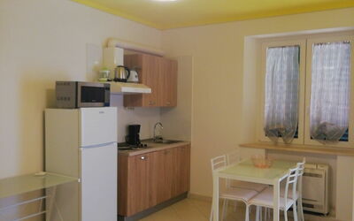 Monolocale 1: Meubles, Pièce, Propriété, Design Intérieur, Jaune, Sol, Bâtiment, Plafond, Mur, Maison