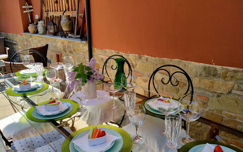 Villa Fusai: Pièce, Table, Porcelaine, Vaisselle, Repas, Vaisselle, Serveware, Meubles, Nappe De Table, Design Intérieur