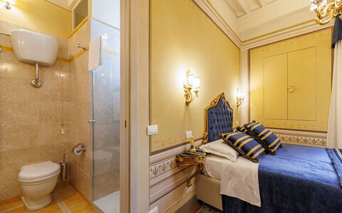 Appartamento Zefferini: Luminaire Plomberie, Bâtiment, Miroir, Confort, Éclairage, Salle De Bains, Bois, Design Intérieur, Sol, Sol