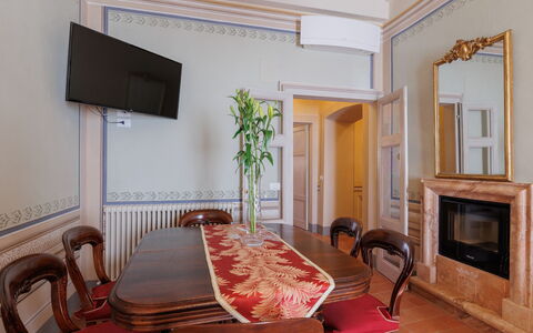 Appartamento Zefferini: Miroir, Meubles, Propriété, Bâtiment, Chaise, Bois, Design Intérieur, Sol, Sol, Télévision