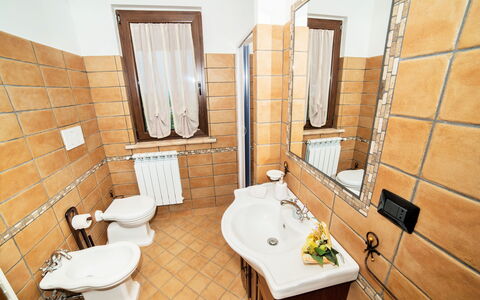 I Gigli di Montefiascone: Sol, Sol, Design Intérieur, Pièce, Luminaire Plomberie, Évier, Porte, Robinet, Plomberie, Tache De Bois