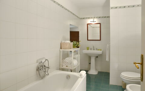 Casa Di Lilli: Salle De Bains, Luminaire Plomberie, Design Intérieur, Sol, Mur, Lavabo, Toilette, Sol, Évier, Robinet