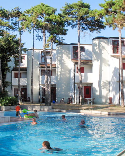 Lignano Sabbiadoro 642: L'Eau, Propriété, Jour, Fenêtre, Bâtiment, Ciel, Piscine, Arbre, Bleu Azur, Plante