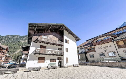 Canazei 510: Ville, Design Urbain, Pente, Balcon, Allée, Parking, Village De Montagne