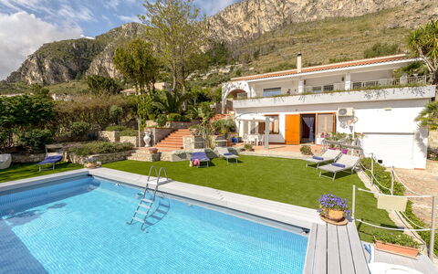 Villa Di Sofia: Piscine, Propriété, Bâtiment, Maison, Immobilier, Biens, Recours, Villa, Loisir, Appartement