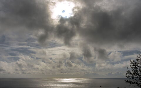 Villa Di Sofia: Ciel, Nuage, Jour, Horizon, Atmospherique Phénomène, Cumulus, Mer, Lumière, Lumière Du Soleil, Atmosphère