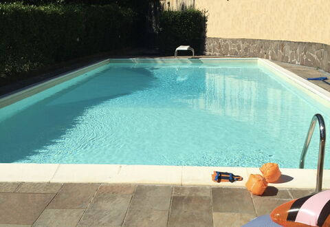 Villa Vigna: Piscine, Propriété, Tuile, Loisir, Bleu Azur, Immobilier, Domicile, Sol, Rectangle, Maison