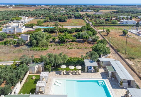 Villa Niraclo': Plante, Propriété, Bâtiment, Ciel, Bleu Azur, Arbre, Piscine, Design Urbain, Architecture, L'Eau