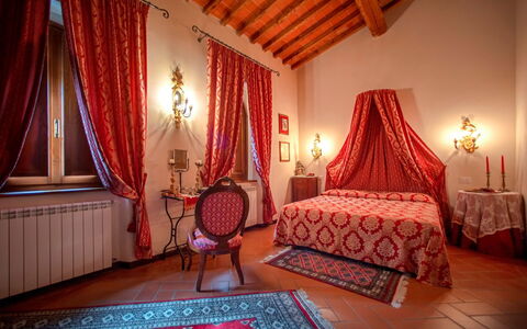 La Boutique del Cardinale: Chambre, Pièce, Meubles, Lit, Propriété, Décoration, Rideau, Design Intérieur, Drap De Lit, Suite