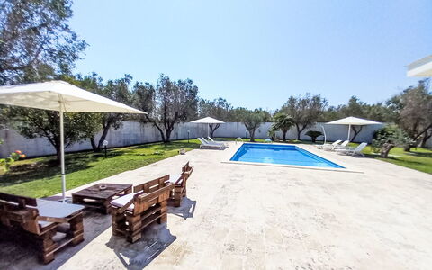 Giusy: Piscine, Recours, Ombre, Biens, Mobilier De Jardin, Aménagement Paysager, Hacienda, Conception, Balancelle, Dalle