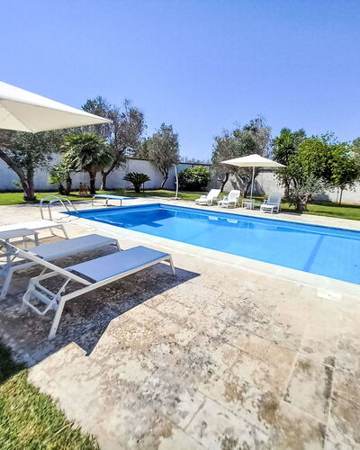 Giusy: Piscine, Recours, Mobilier De Jardin, Meubles, Balancelle, Aménagement Paysager, Biens, Ombre, Jardin, Dalle