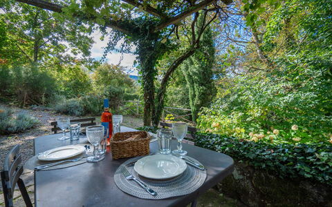 Casa Dell'ambasciatore: Végétation, Meubles, Arbuste, Communauté Des Plantes, Table, Mobilier De Jardin, Tableau De Plein Air, Lumière Du Soleil, Printemps, Jardin