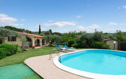 Villa Il Cipresso: L'Eau, Ciel, Nuage, Plante, Bleu Azur, Piscine, Arbre, Ombre, Loisir, Herbe