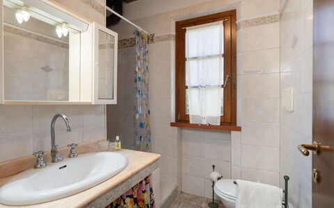 Villa Il Cipresso: Robinet, Luminaire Plomberie, Miroir, Évier, Propriété, Lavabo, Salle De Bains, Fenêtre, Baignoire, Bois
