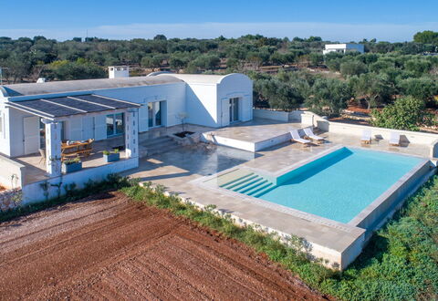 Villa Amelia: Bâtiment, Propriété, Plante, Ciel, Fenêtre, Bleu Azur, Arbre, Piscine, Lot Terre, Maison